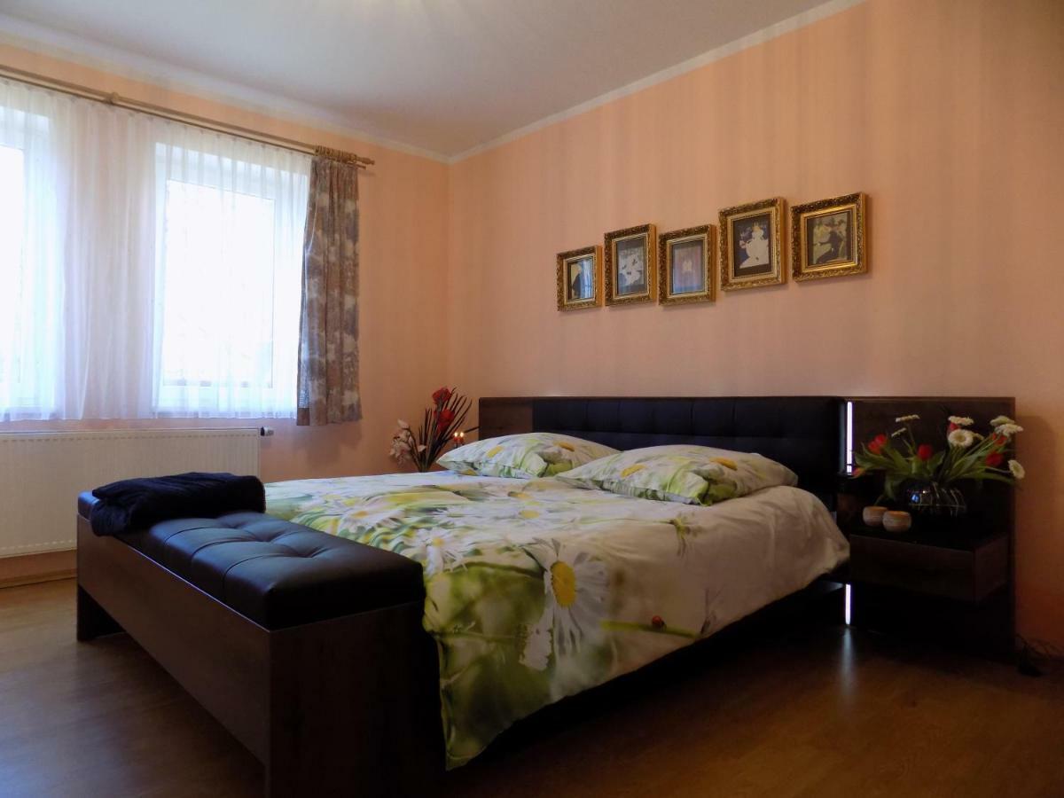 Landhaus Florian Apartment Rovensko pod Troskami Luaran gambar