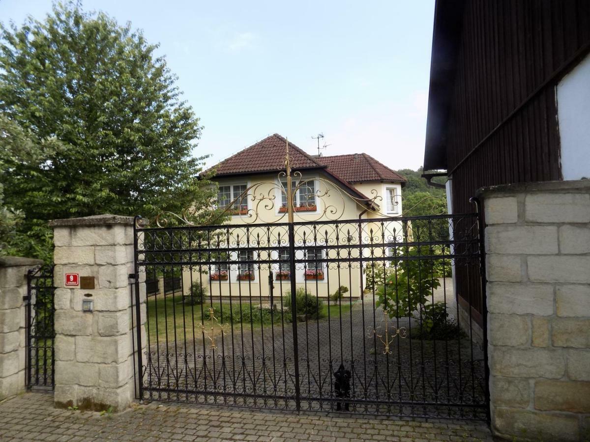 Landhaus Florian Apartment Rovensko pod Troskami Luaran gambar