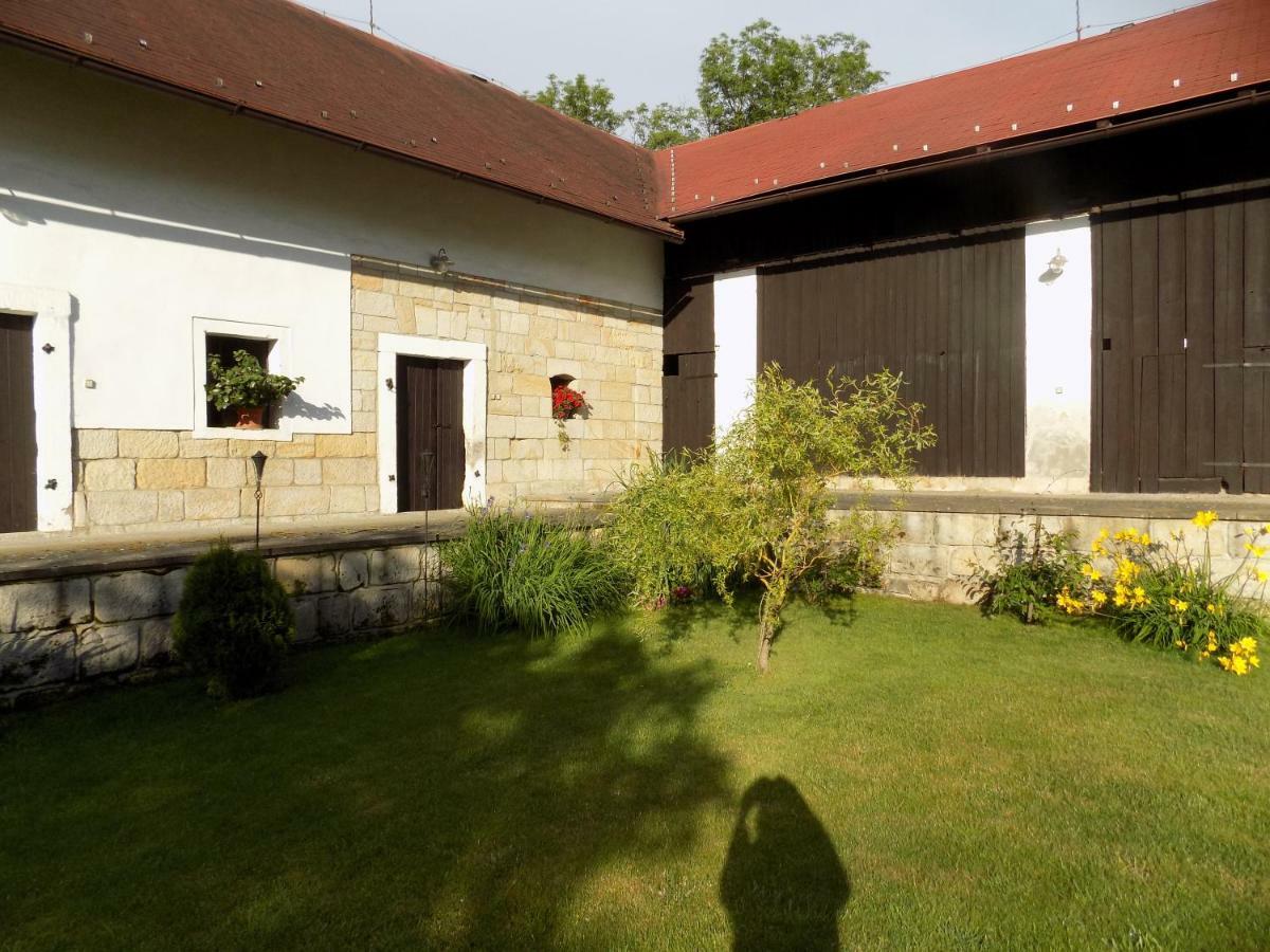 Landhaus Florian Apartment Rovensko pod Troskami Luaran gambar